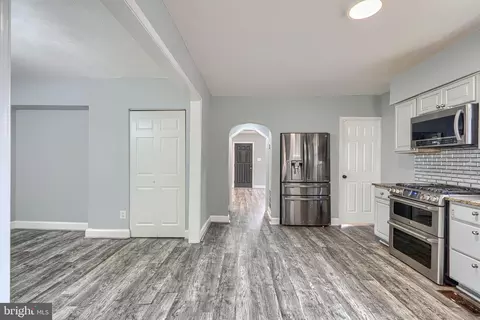 Entry Way - 7428 Poplar Ave, Baltimore, MD 21224 photo 2 of 10