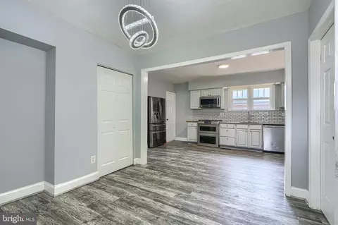Entry Way - 7428 Poplar Ave, Baltimore, MD 21224 photo 4 of 10