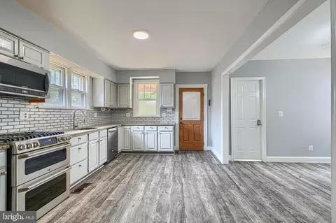 Entry Way - 7428 Poplar Ave, Baltimore, MD 21224 photo 3 of 10