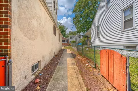 Entry Way - 7428 Poplar Ave, Baltimore, MD 21224 photo 10 of 10