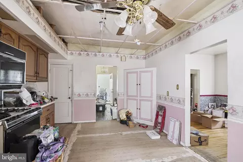 Entry Way - 6 Chesley Ave, Baltimore, MD 21206 photo 3 of 7