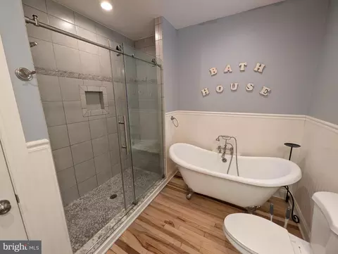 Bath - 4500 Ridge Ave, Halethorpe, MD 21227 photo 2 of 8