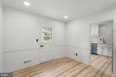 Entry Way - 577 Brook Rd, Towson, MD 21286 photo 2 of 4