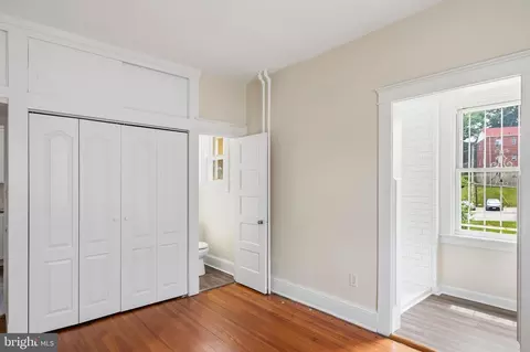 Entry Way - 910 Saint Charles Ave, Baltimore, MD 21229 photo 2 of 4