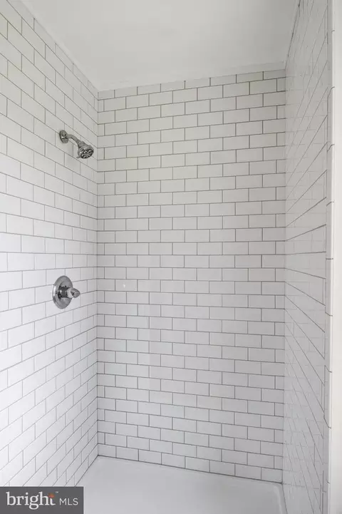 Bath - 910 Saint Charles Ave, Baltimore, MD 21229 photo 1 of 4