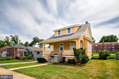 Exterior - 910 Saint Charles Ave, Baltimore, MD 21229 photo 2 of 8