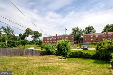 Exterior - 910 Saint Charles Ave, Baltimore, MD 21229 photo 6 of 8