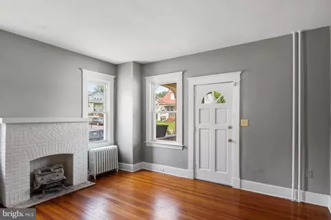 Living - 910 Saint Charles Ave, Baltimore, MD 21229 photo 2 of 3