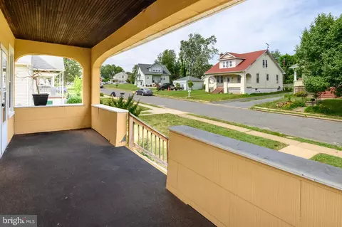 Exterior - 910 Saint Charles Ave, Baltimore, MD 21229 photo 4 of 8