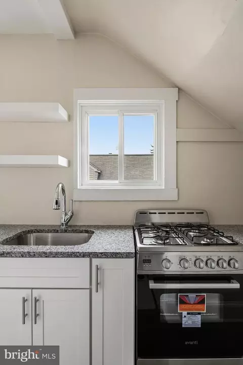 Kitchen - 910 Saint Charles Ave, Baltimore, MD 21229 photo 4 of 5