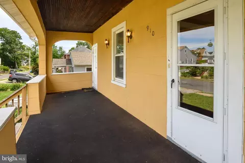 Exterior - 910 Saint Charles Ave, Baltimore, MD 21229 photo 5 of 8