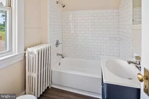 Bath - 910 Saint Charles Ave, Baltimore, MD 21229 photo 3 of 4
