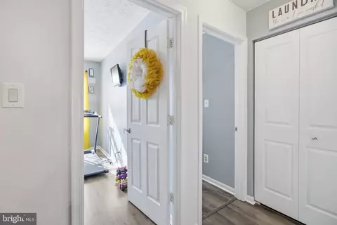 Entry Way - 3914 Hunt Harbor Rd, Middle River, MD 21220 photo 4 of 6