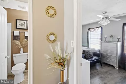 Entry Way - 3914 Hunt Harbor Rd, Middle River, MD 21220 photo 5 of 6