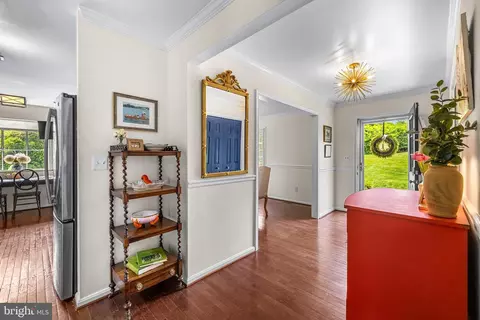 Entry Way - 13 Barrow Ct, Towson, MD 21204 photo 2 of 12