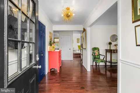 Entry Way - 13 Barrow Ct, Towson, MD 21204 photo 4 of 12