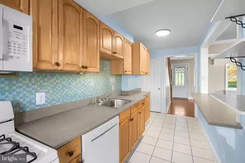 Entry Way - 46 Shipway, Dundalk, MD 21222 photo 2 of 2