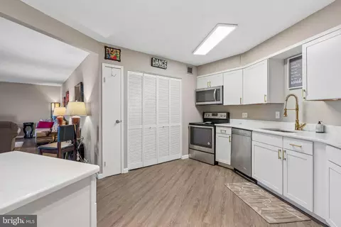 Kitchen - 205 E Joppa Rd #1507, Towson, MD 21286 photo 2 of 3