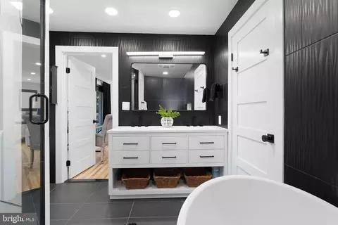 Bath - 5420 Lynch Ln, Baldwin, MD 21013 photo 1 of 4
