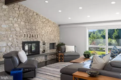 Living - 5420 Lynch Ln, Baldwin, MD 21013 photo 3 of 4