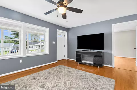 Living - 16 Propeller Dr, Middle River, MD 21220 photo 2 of 6