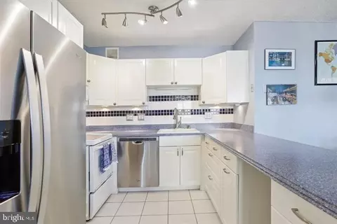 Kitchen - 205 E Joppa Rd #1601, Towson, MD 21286 photo 2 of 4