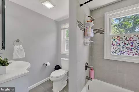 Bath - 1901 Hillcrest Rd, Gwynn Oak, MD 21207 photo 2 of 5