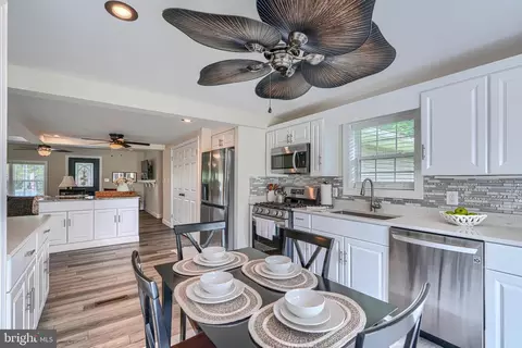 Entry Way - 6525 Ebenezer Rd, Middle River, MD 21220 photo 4 of 5