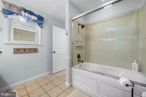 Entry Way - 5125 Viaduct Rd, Halethorpe, MD 21227 photo 11 of 17