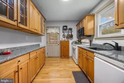 Entry Way - 5125 Viaduct Rd, Halethorpe, MD 21227 photo 5 of 17