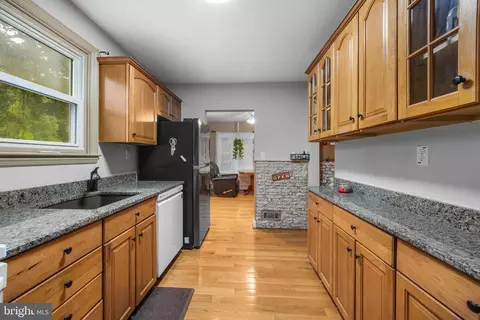 Entry Way - 5125 Viaduct Rd, Halethorpe, MD 21227 photo 4 of 17