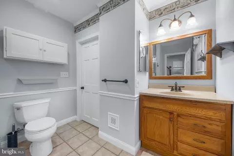 Entry Way - 5125 Viaduct Rd, Halethorpe, MD 21227 photo 10 of 17