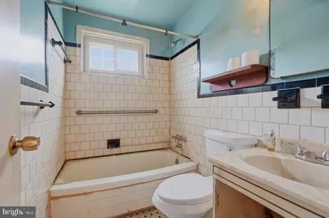 Bath - 930 Dalton Ave, Baltimore, MD 21224 photo 1 of 1