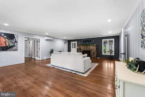 Living - 3114 Sunset Ln, Phoenix, MD 21131 photo 2 of 3