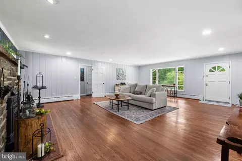 Living - 3114 Sunset Ln, Phoenix, MD 21131 photo 3 of 3