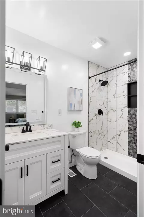 Bath - 620 Walker Ave, Baltimore, MD 21212 photo 2 of 6