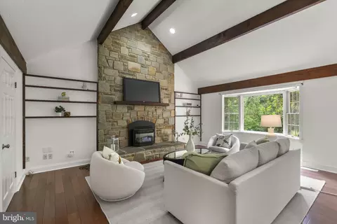 Living - 300 Stonehurst Rd, Phoenix, MD 21131 photo 3 of 7