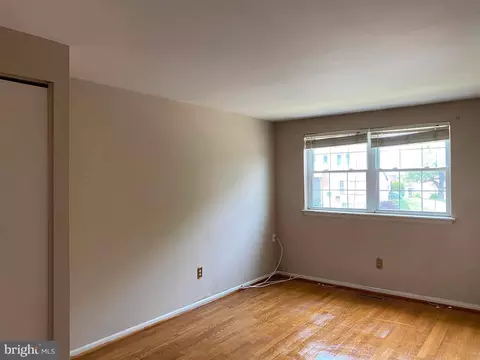 Living - 907 Stormont Cir, Halethorpe, MD 21227 photo 2 of 2
