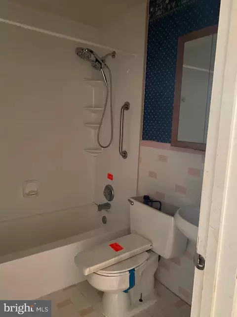 Bath - 907 Stormont Cir, Halethorpe, MD 21227 photo 1 of 3