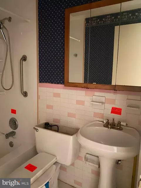 Bath - 907 Stormont Cir, Halethorpe, MD 21227 photo 2 of 3
