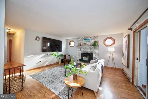 Living - 13202 Cherwin, Middle River, MD 21220 photo 4 of 5