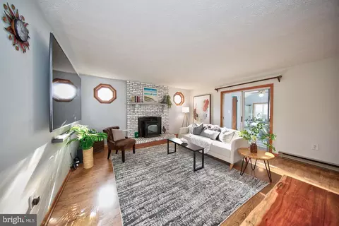 Living - 13202 Cherwin, Middle River, MD 21220 photo 2 of 5