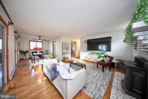Living - 13202 Cherwin, Middle River, MD 21220 photo 5 of 5