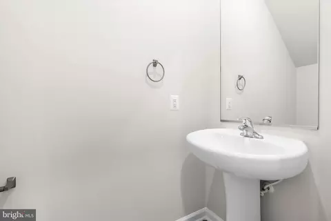 Entry Way - 8112 Bartholomew Ct, Baltimore, MD 21206 photo 5 of 8
