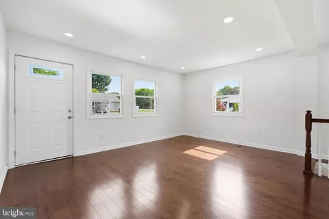 Living - 3 Compression Ct, Middle River, MD 21220 photo 2 of 5