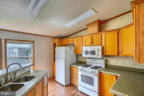 Kitchen - 404 Tidewater, Middle River, MD 21220 photo 2 of 3