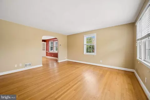 Living - 201 Brandon Rd, Baltimore, MD 21212 photo 2 of 5