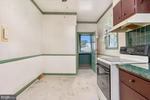 Entry Way - 5514 Link Ave, Halethorpe, MD 21227 photo 3 of 5