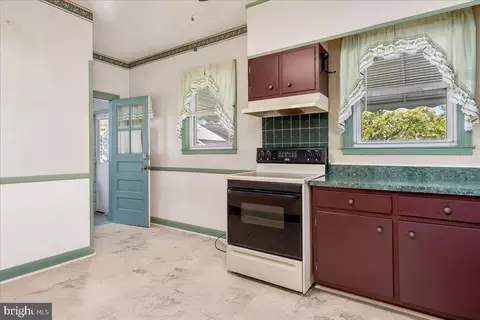 Entry Way - 5514 Link Ave, Halethorpe, MD 21227 photo 4 of 5