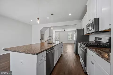 Entry Way - 1816 Wind Gate Rd, Baltimore, MD 21227 photo 4 of 11